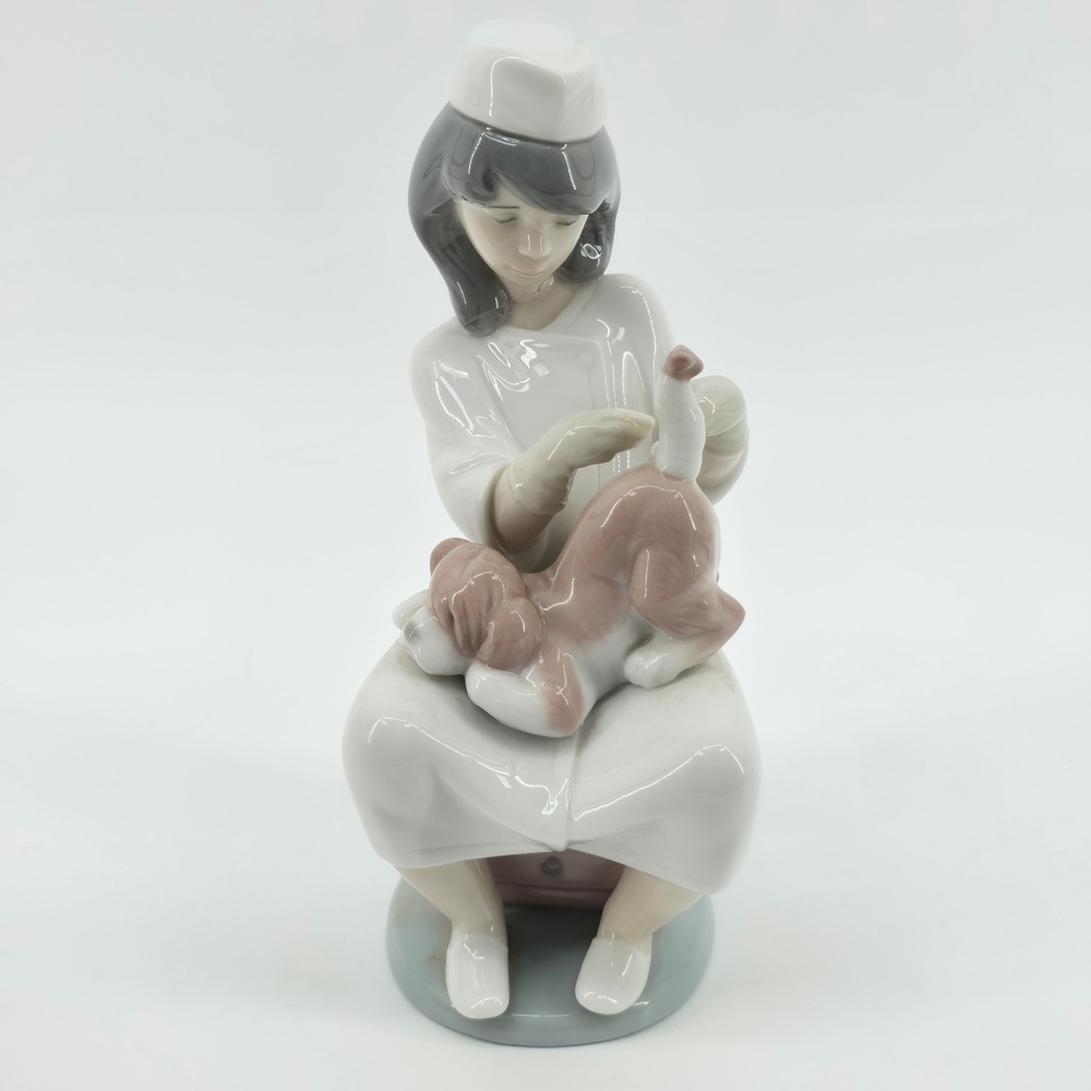 Lladro 6348 Little Veterinarian Nurse Dog Figurine retired * repaired *